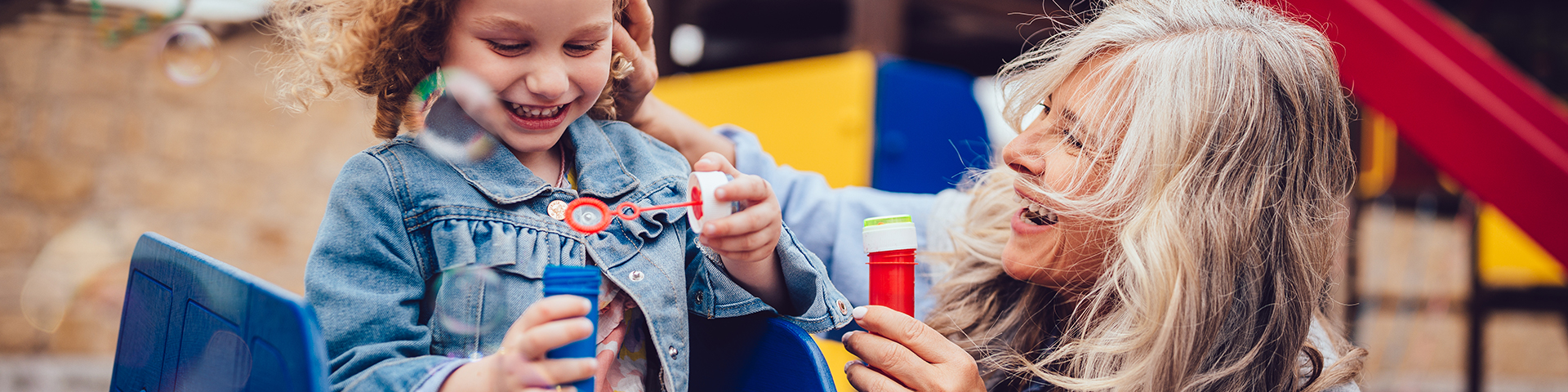grand mère jouant avec sa petite fille
