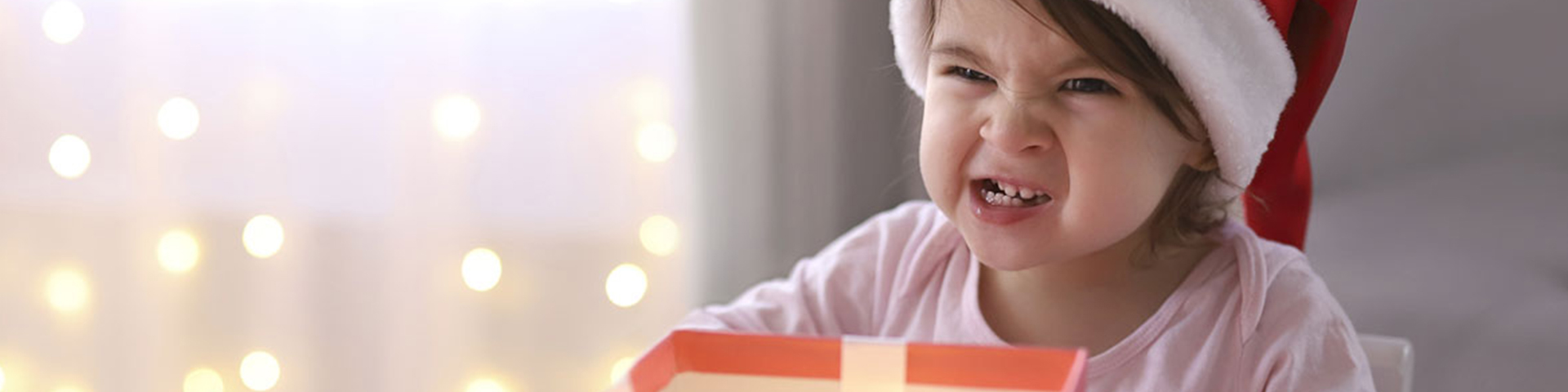 petite fille mécontente de son cadeau