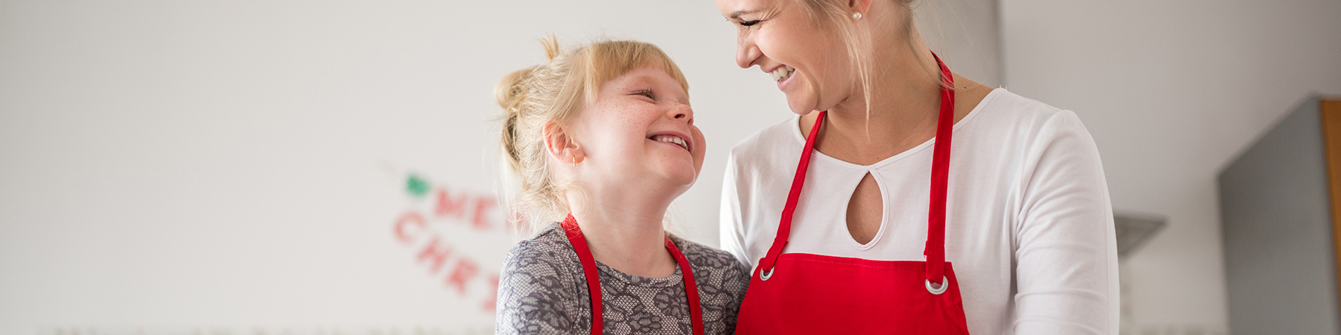 une maman et sa fille en cuisine