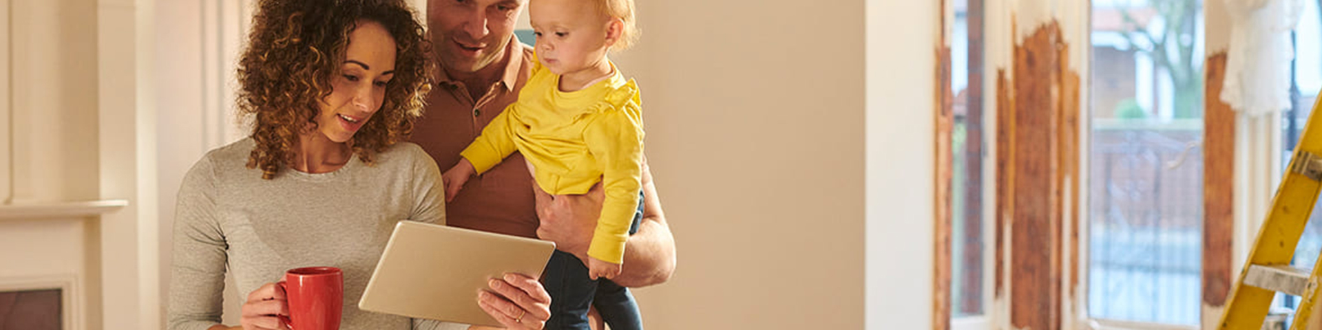 une famille regardant une tablette