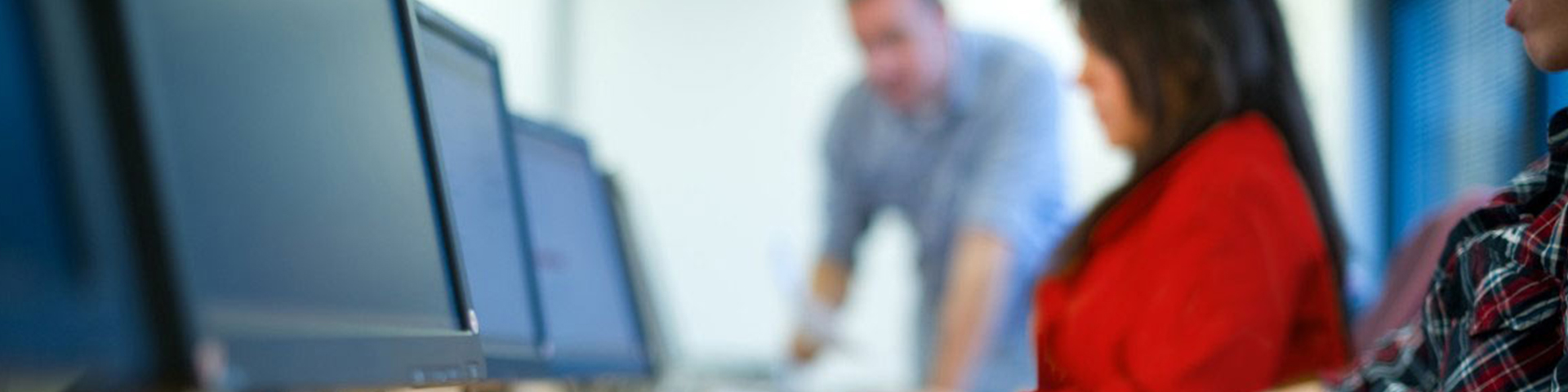 femme face à son ordinateur dans un open space