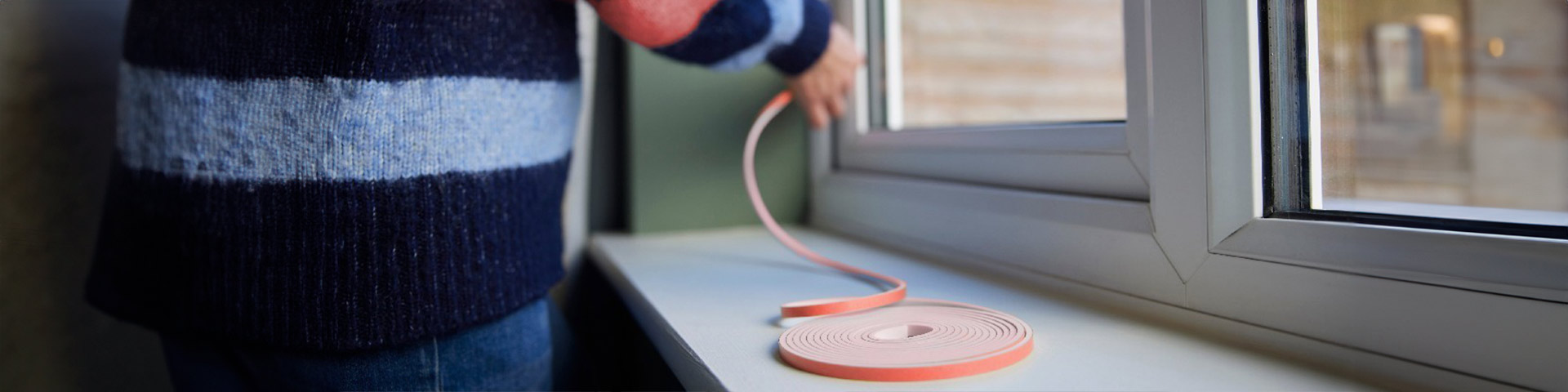 Une personne qui isole une fenêtre 