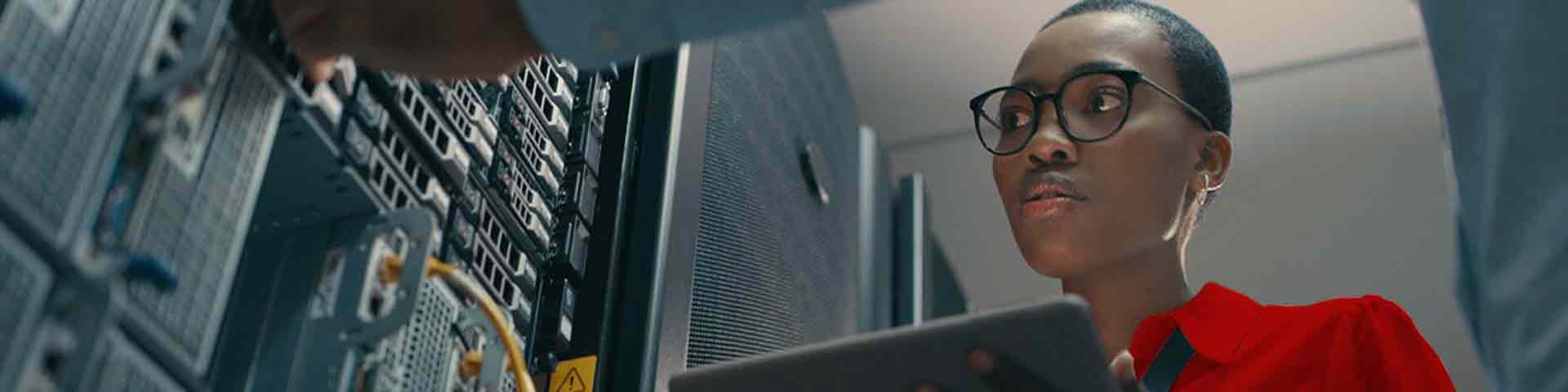 Une femme est devant un serveur informatique