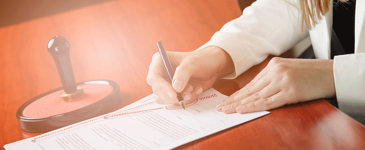 Une femme qui signe un contrat 