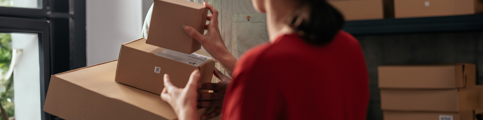 Commerçante remet des colis en point relais