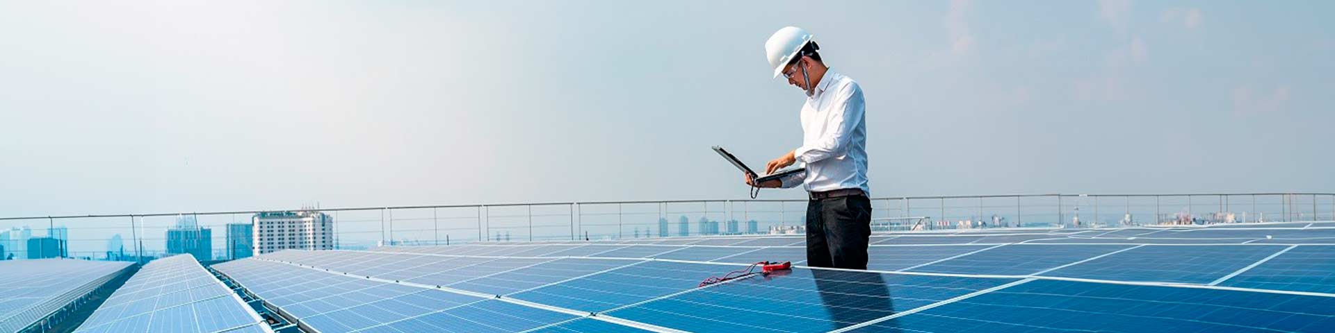 Un technicien vérifie les panneaux photovoltaïques en toiture