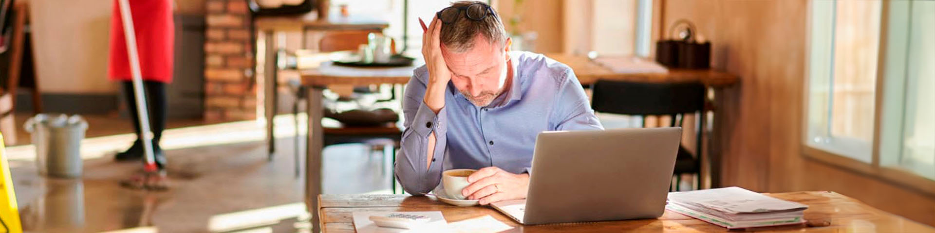 Entrepreneur homme 30-40 ans soucieux