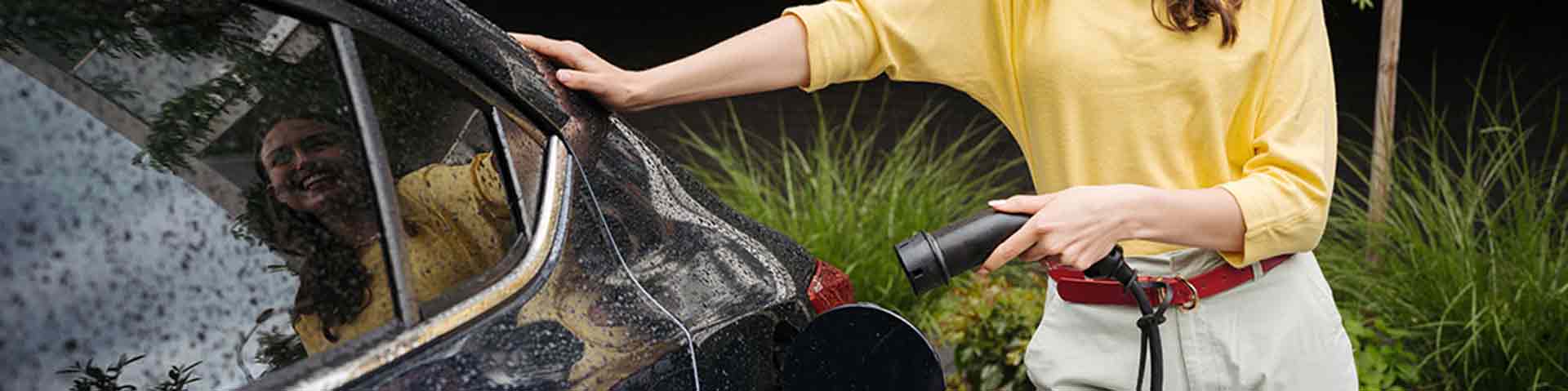 une femme recharge sa voiture électrique
