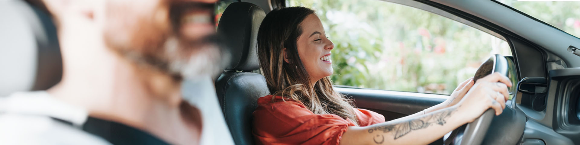 Deux personnes à l'avant d'une voiture