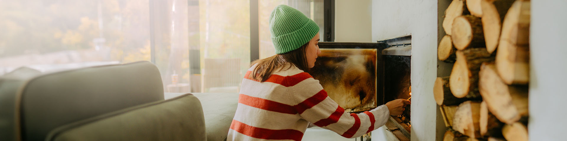 une femme devant un cheminée à insert