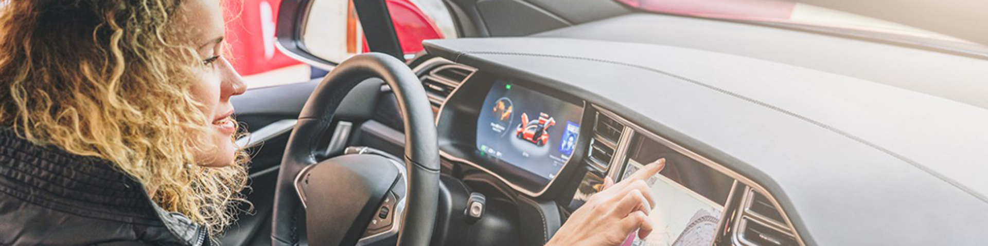 une femme au volant de sa voiture 
