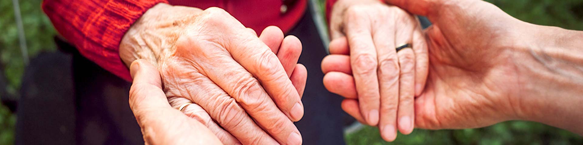 Retraite des aidants familiaux (un aidant prend par les mains une personne dépendante)