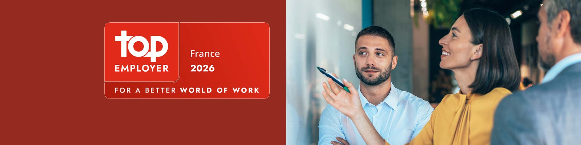 Label Top Employer 2026 et groupe de salariés en train de discuter