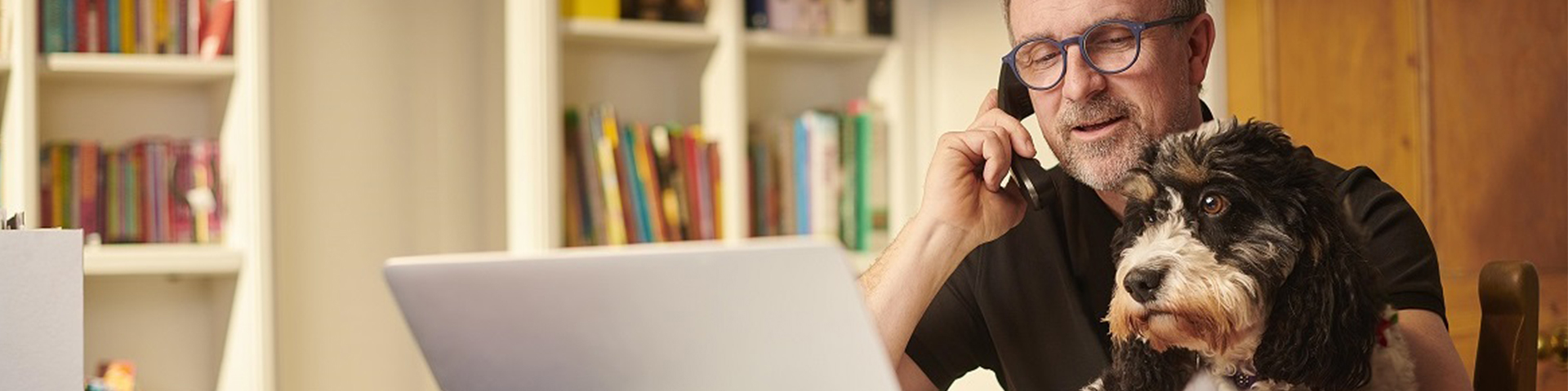 retraité au téléhone son cien sur ses genoux