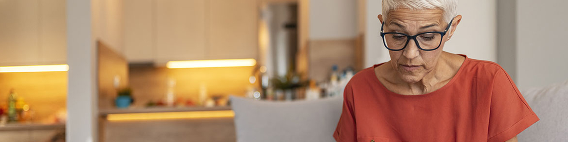 femme retraitée en pleine rélfexion administrative