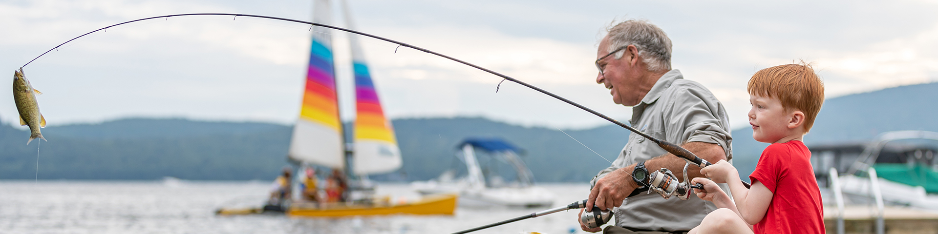 un retraité et son petit fils pêchant