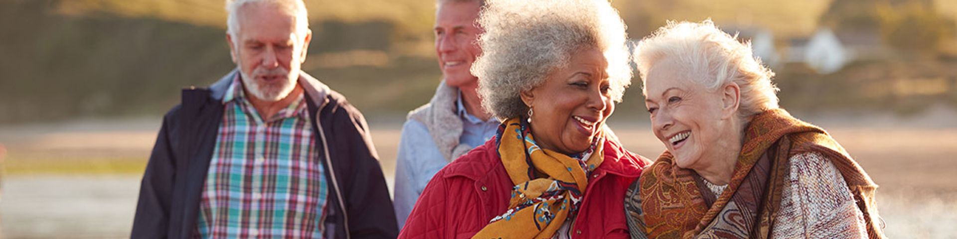 quatres amis retraités en promenade