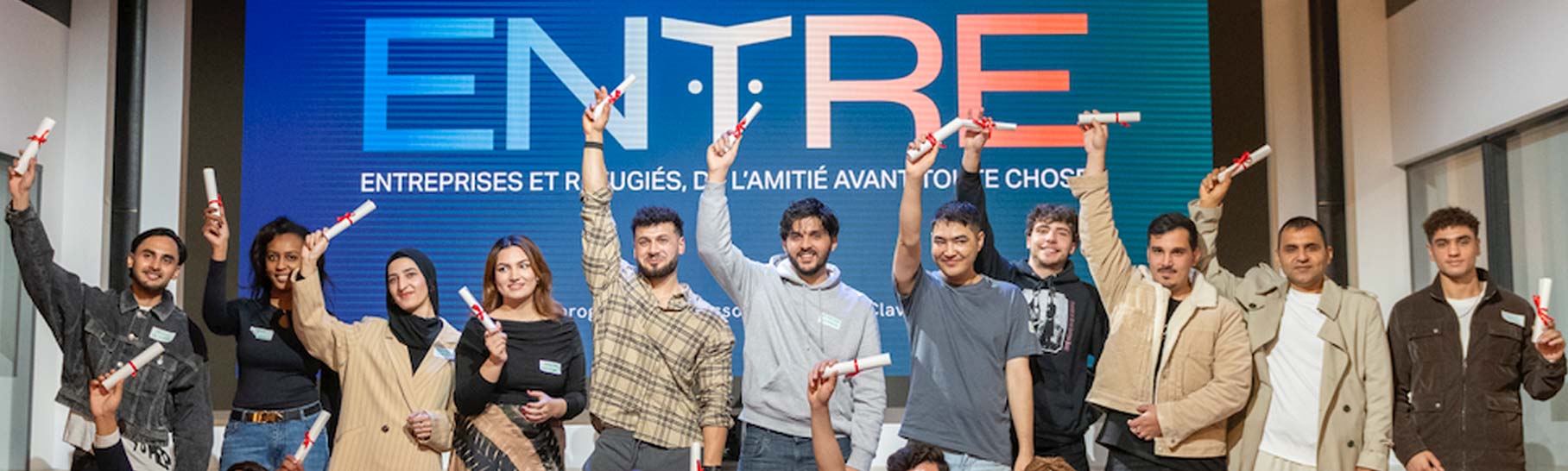 Groupe de réfugiés diplômés du programme de formation ENTRE
