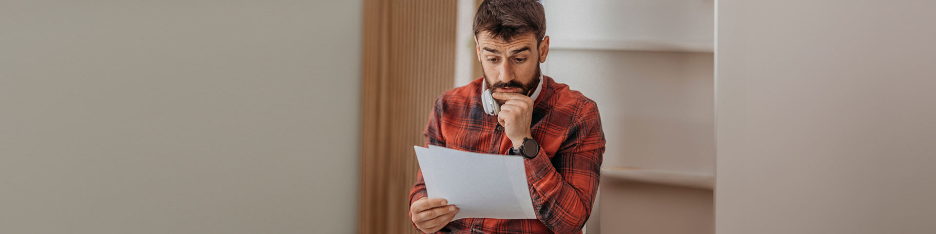 Un homme qui regarde ses factures