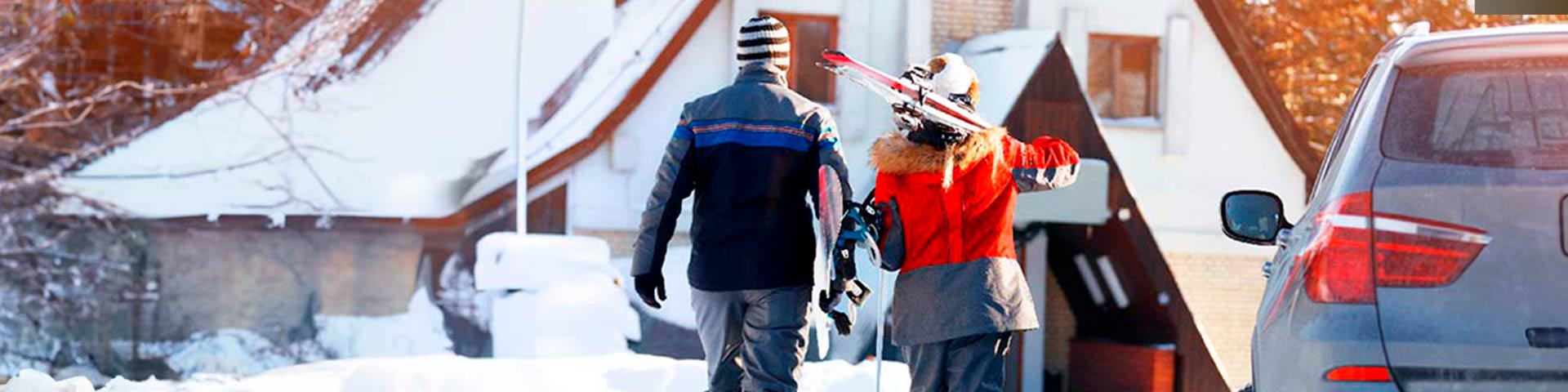 Un couple qui rentre à son chalet 