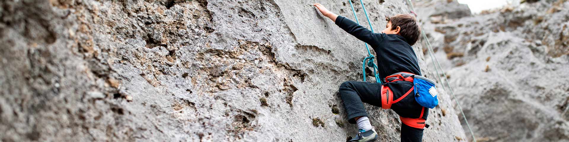 Un enfant qui escalade une montagne