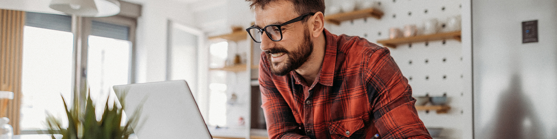 homme content face à son ordinateur