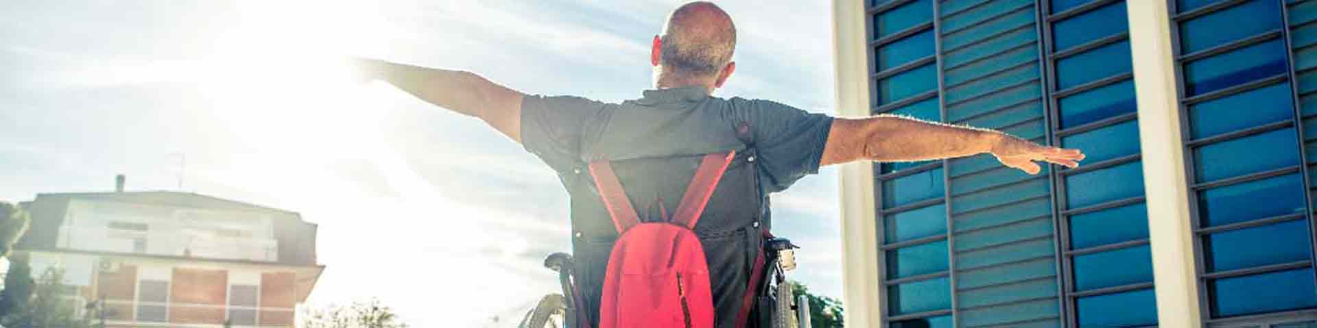 un homme en fauteuil roulant