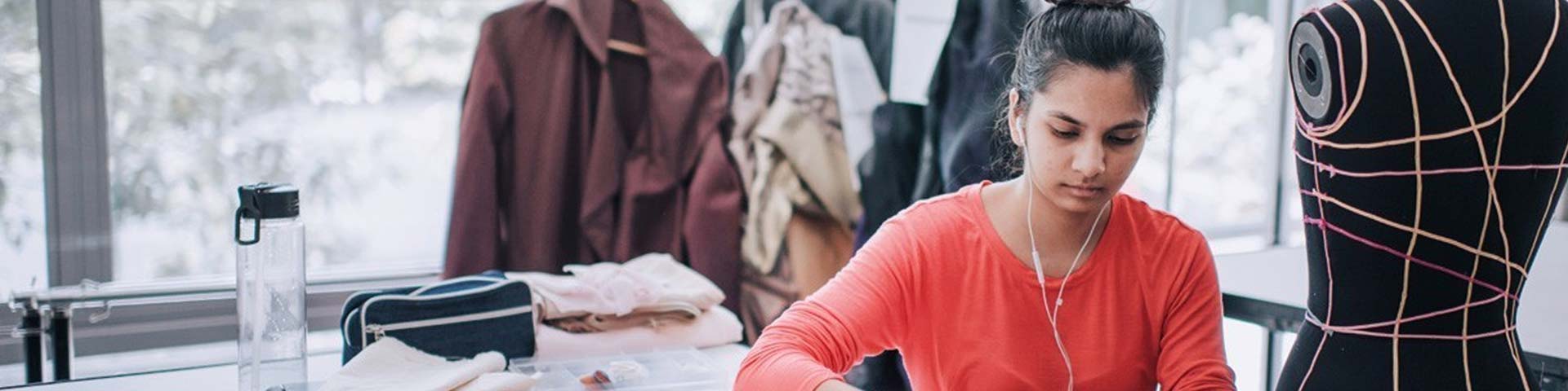 Jeune femme en train de créer des vêtements (article sur le Projet de transition professionnelle)