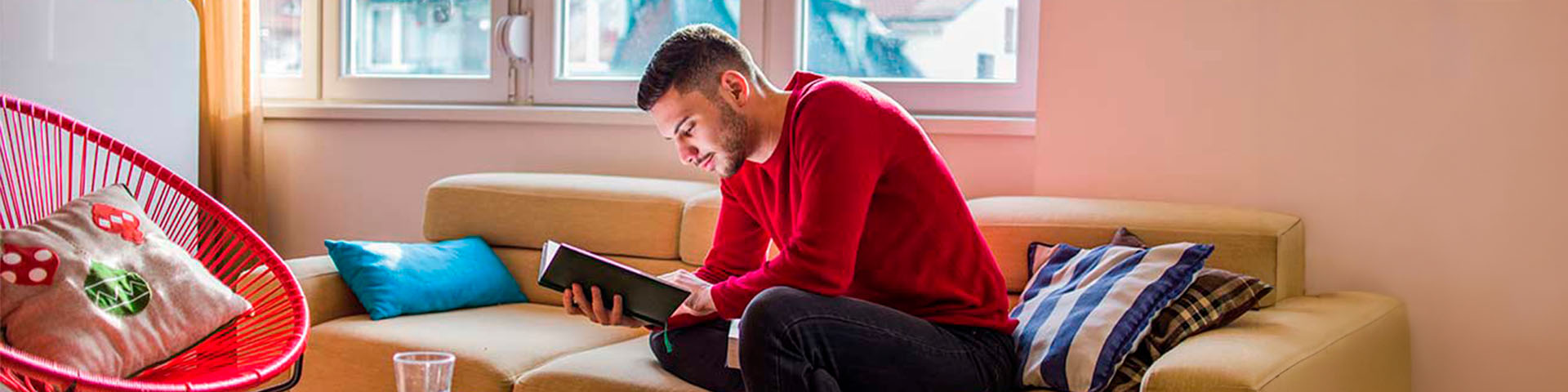 Un homme 30 ans consulte le DPE de son logement en location