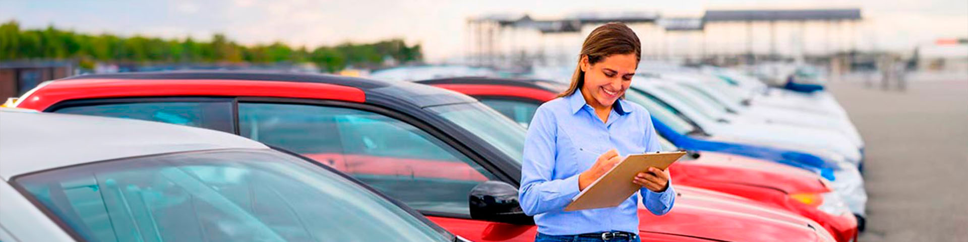 une femme gestionnaire de flotte automobile