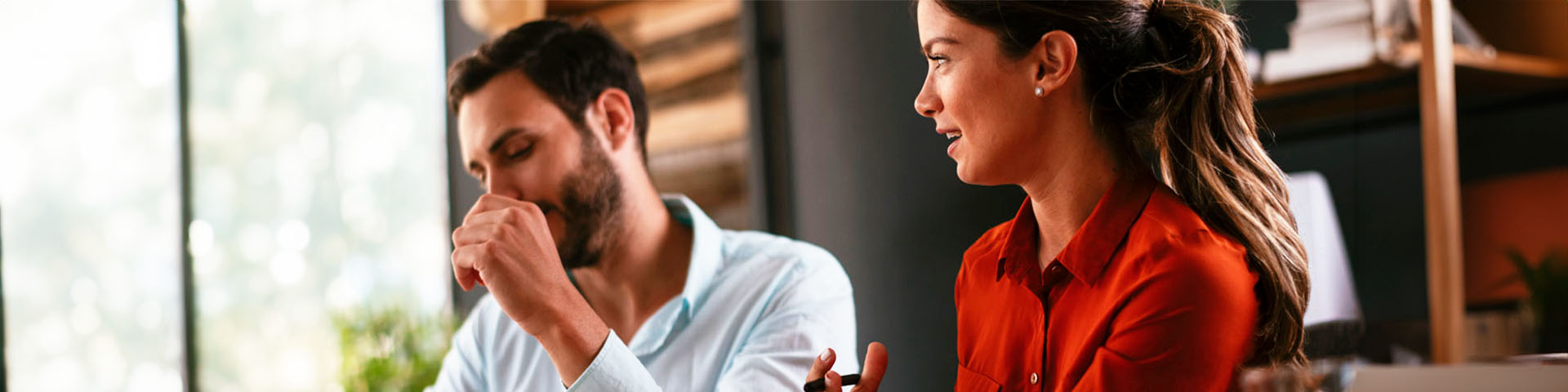 Un homme et une femme en entreprise