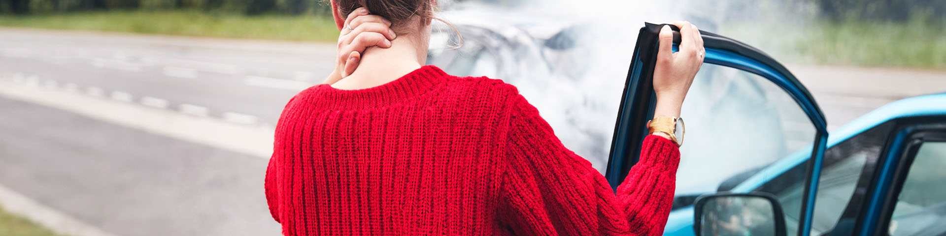 Jeune conductrice venant de subir un accident d'auto sur la route