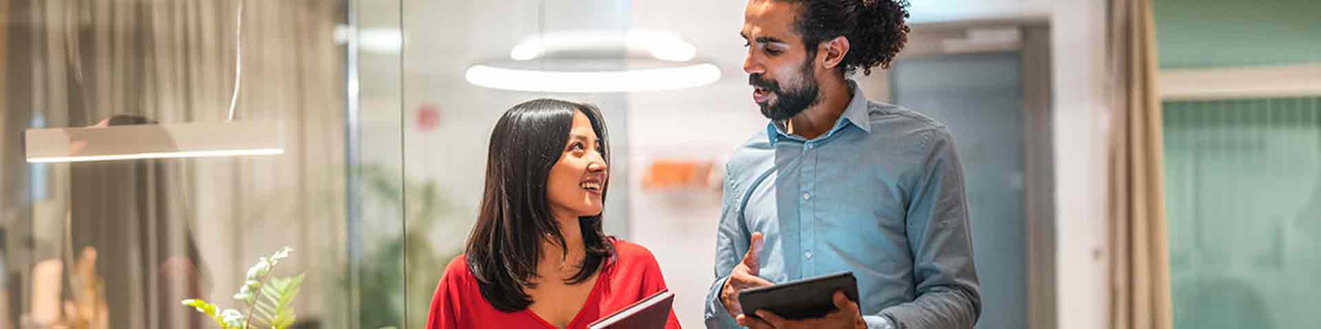 une femme et un homme au bureau 