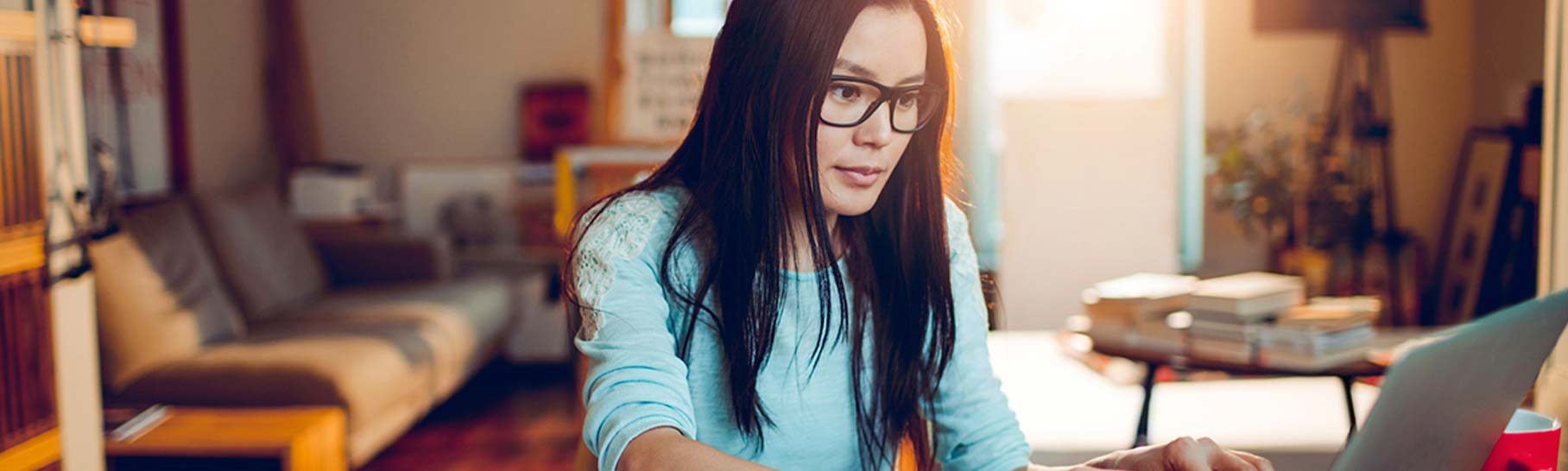 Heures supplémentaires : cadre légal et délai de prévenance (dame devant son ordinateur)