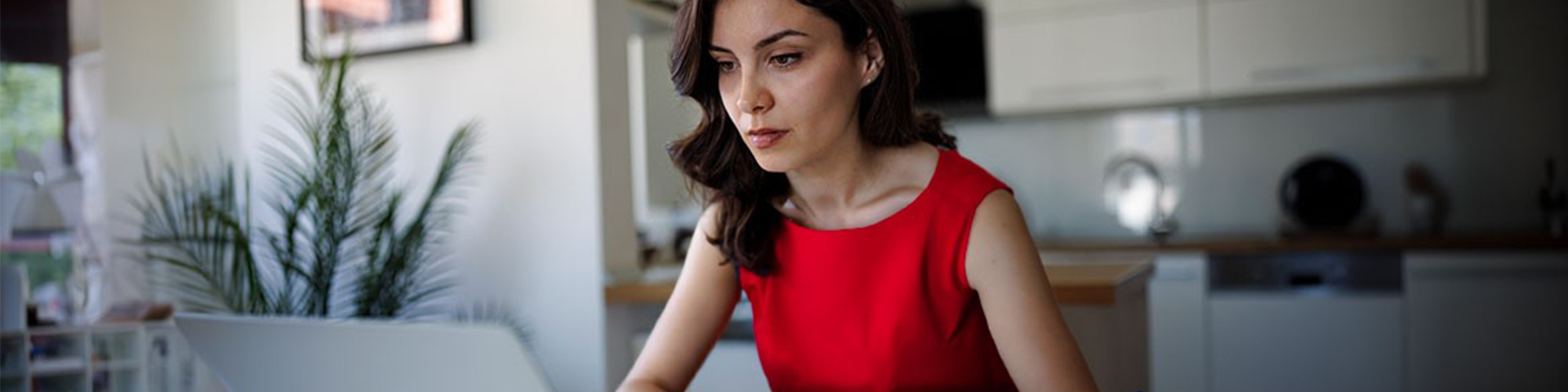 femme à son bureau face à son ordinateur