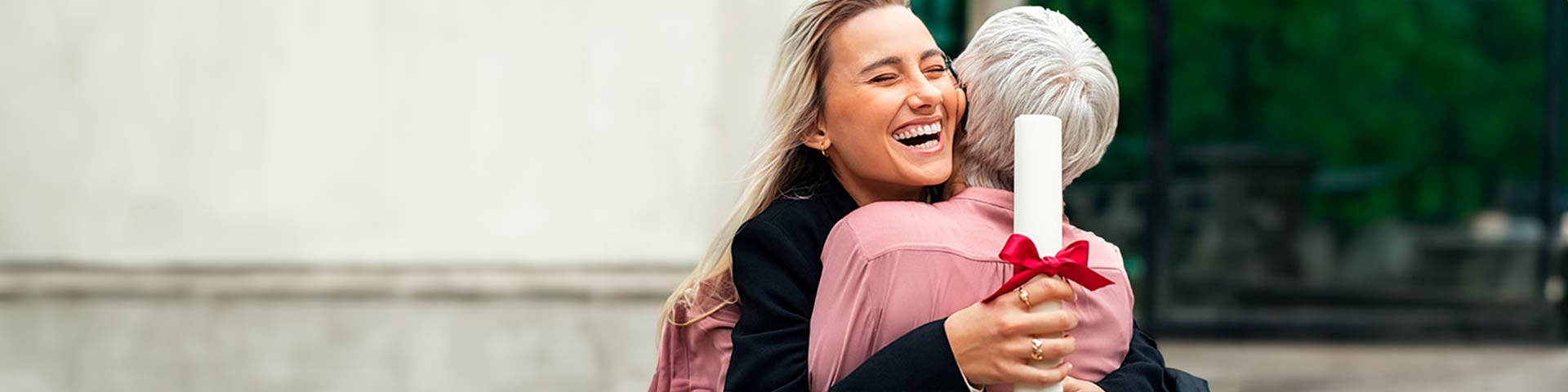 Une mère et sa fille qui se font un calin