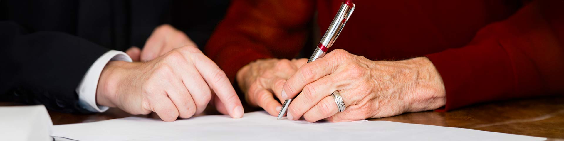 Une personne qui signe un contrat