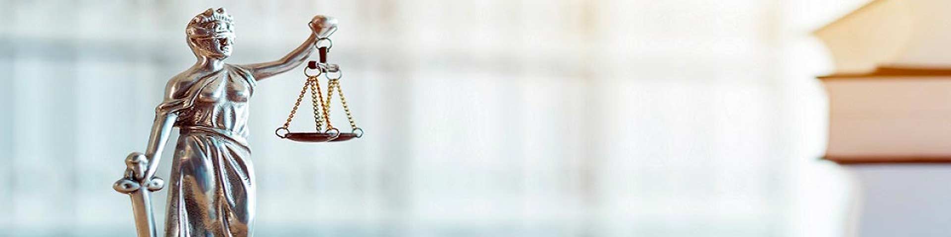 Statuette aux yeux bandés représentant la justice