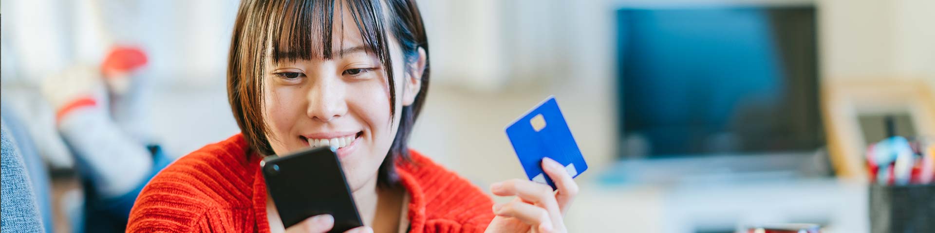 Jeune femme faisant des achats avec sa carte bleue sur Internet