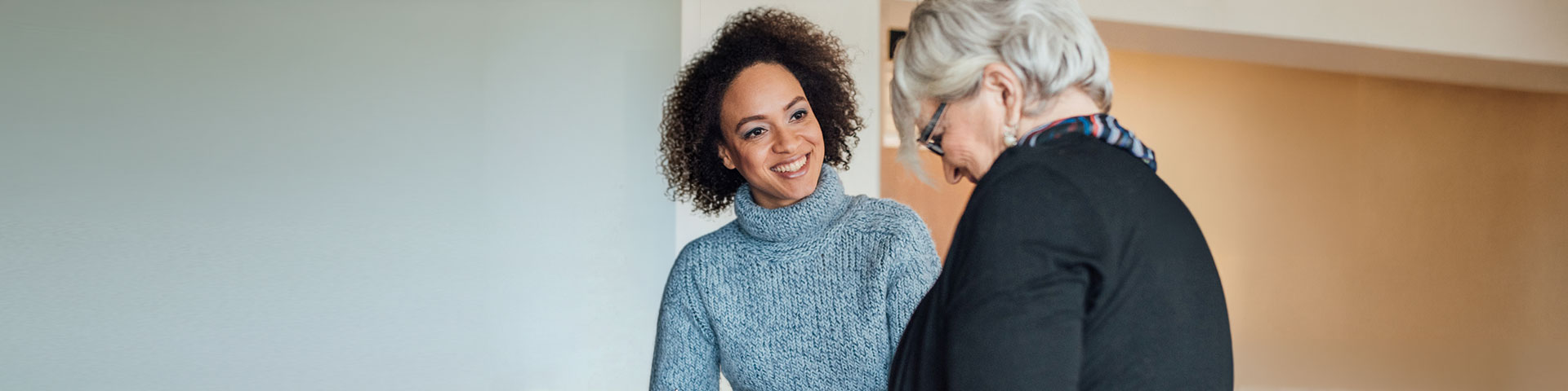 Un aidant familial accueille une personne âgée chez elle