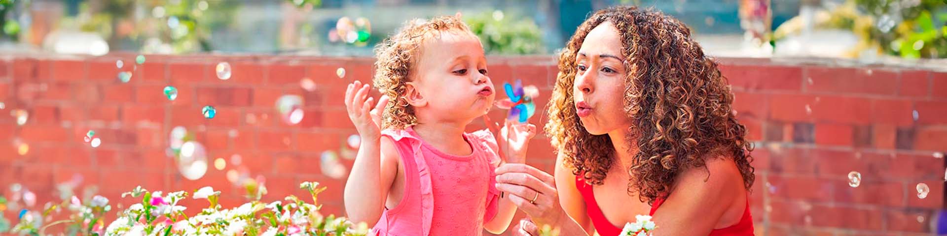 Une mère et sa fille font des bulles de savon_article rénovation énergétique 2026