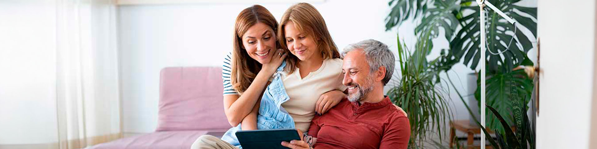Une famille dans un salon