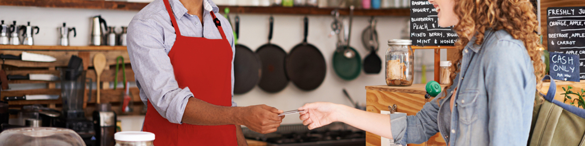 une femme tend son carte de paiement