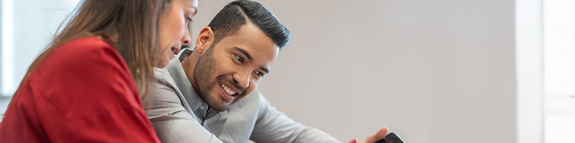 un homme et une femme discutent