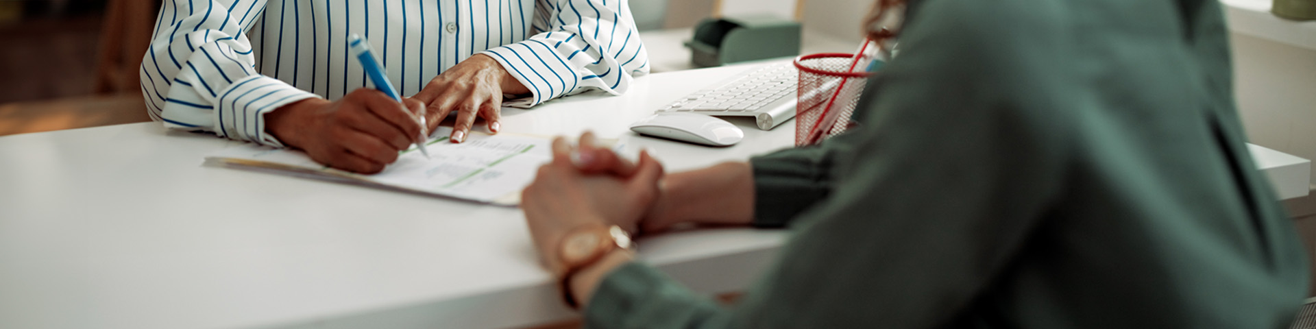 2 femmes assises à un bureau