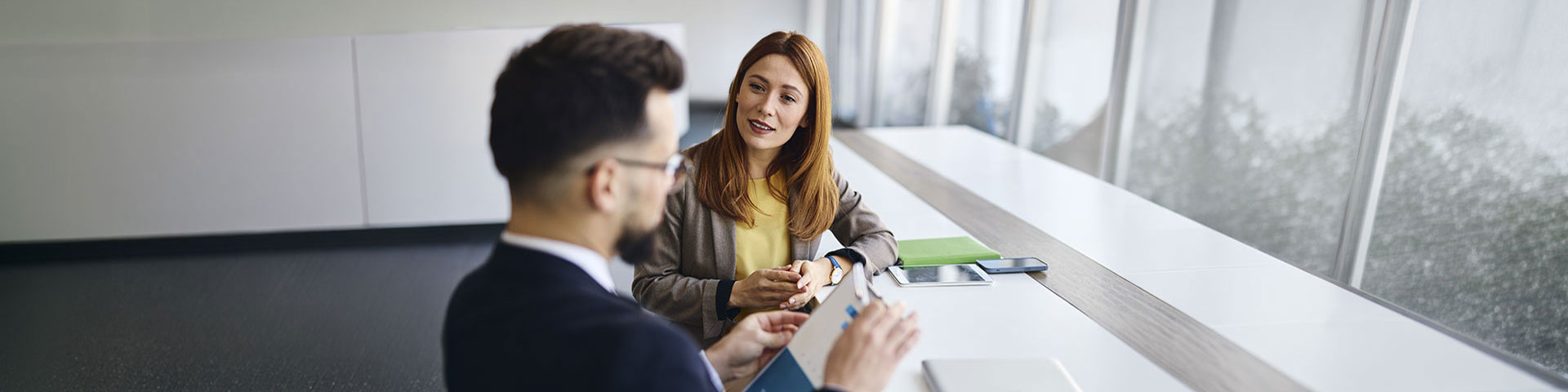 Une femme et un homme en train de discuter