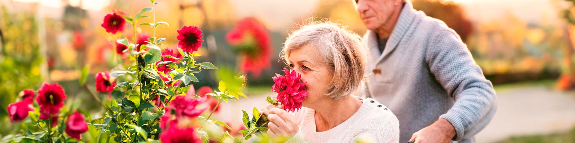 Une femme qui sent une fleur