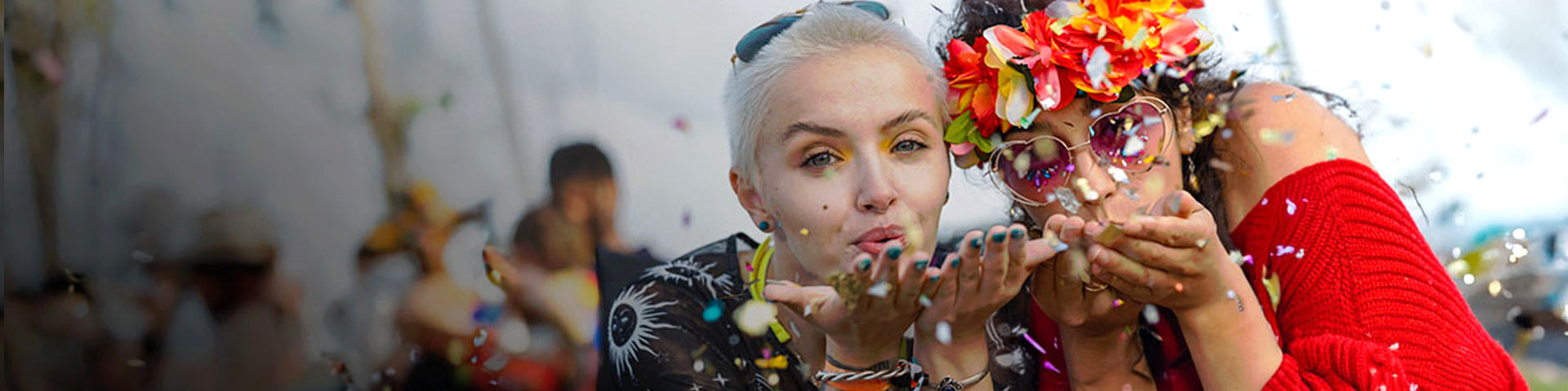 Deux jeunes femmes à un concert de rock