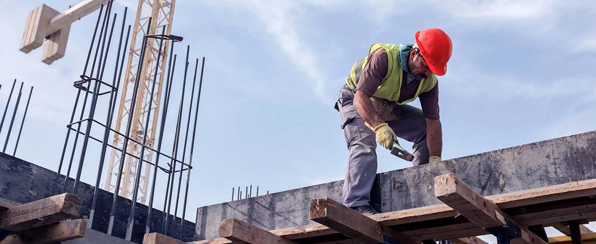 un homme sur un chantier