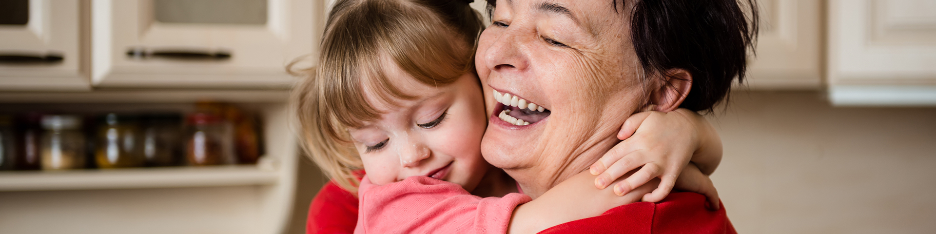 grand-mère tenant dans ses bras sa petite fille